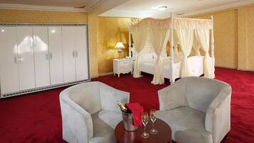 Lakens van Egyptisch katoen, luxe beddengoed, donsdekens, een bureau