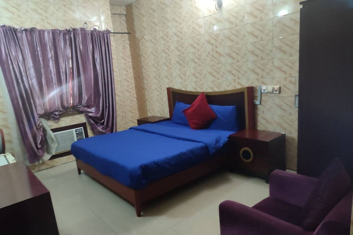 Kamar Standar | Seprai katun Mesir, seprai premium, selimut bulu angsa, dan meja kerja