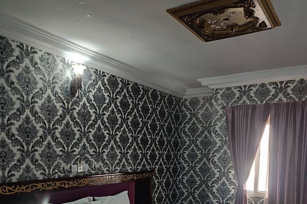 Kamar Deluks | Seprai katun Mesir, seprai premium, selimut bulu angsa, dan meja kerja