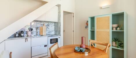 Refrigerador, microondas, lavavajillas, cafetera/tetera