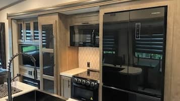 Refrigerador, microondas, horno y parrilla de estufa