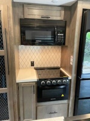 Kühlschrank, Mikrowelle, Ofen, Herdplatte