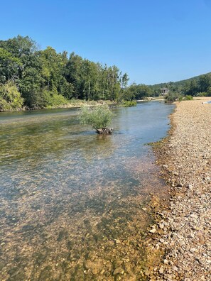 Beach - Relax on beautiful Current River in Luxury! (Van Buren)