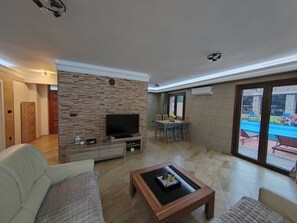 Smart TV y chimenea