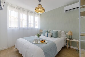 3 bedrooms, iron/ironing board, internet, bed sheets