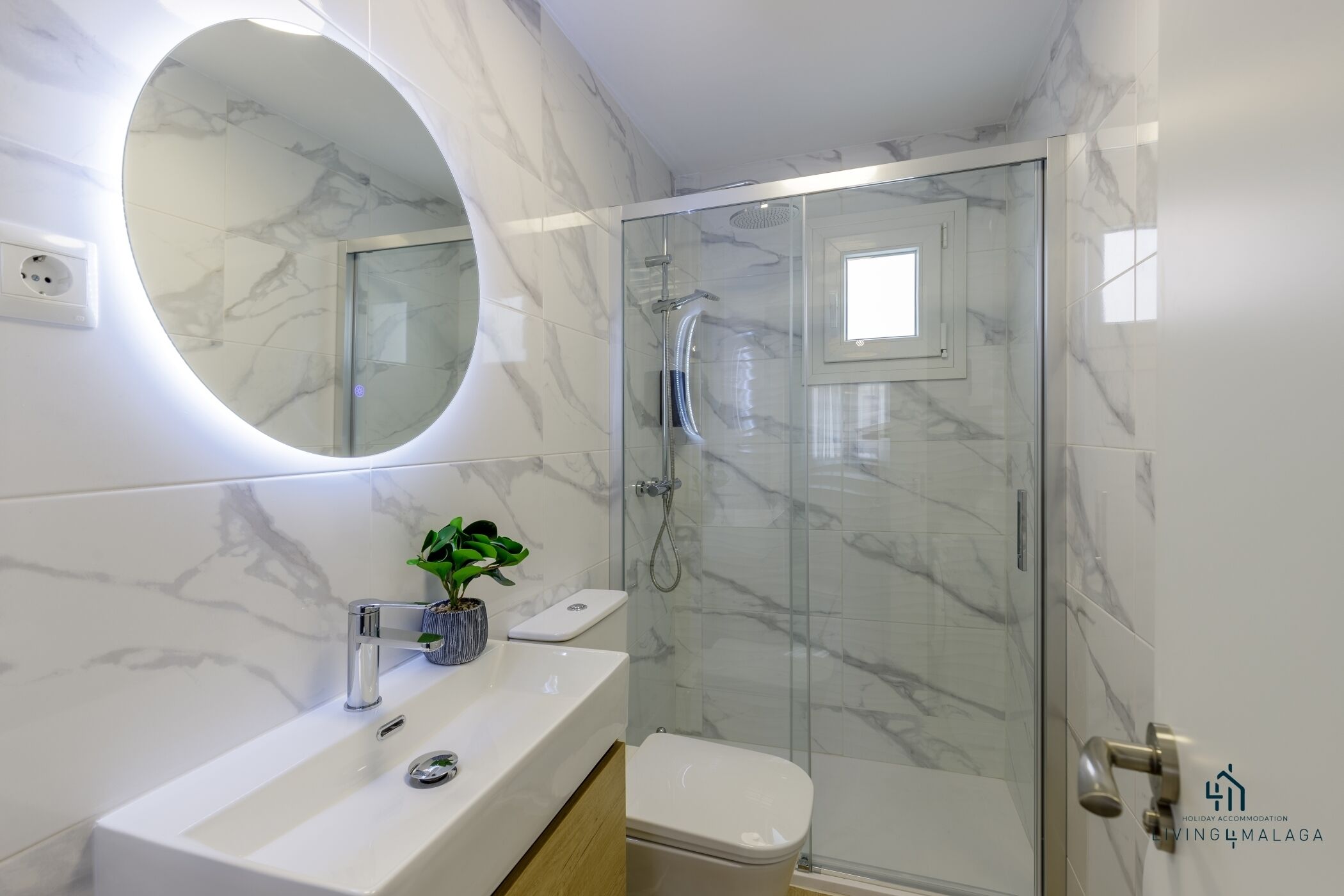 Een douche, een haardroger, handdoeken