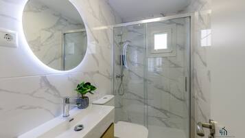 Een douche, een haardroger, handdoeken