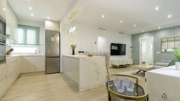 Peti sejuk, ketuhar gelombang mikro, ketuhar