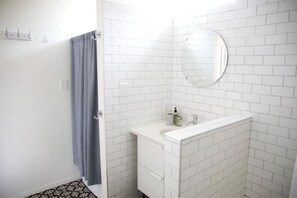 Haartrockner, Handtücher, Seife, Shampoo