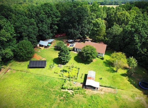 Quiet and relaxing 1 bedroom farm cabin with loft and deck.