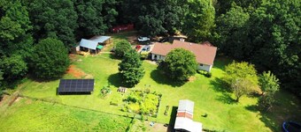 Quiet and relaxing 1 bedroom farm cabin with loft and deck.