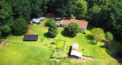 Quiet and relaxing 1 bedroom farm cabin with loft and deck.