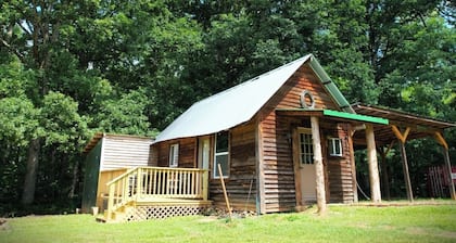 Quiet and relaxing 1 bedroom farm cabin with loft and deck.