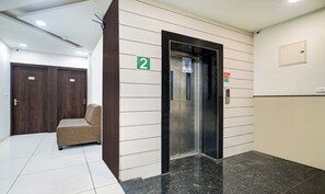 Lobby - Itsy By Treebo - Ospite (Surat)