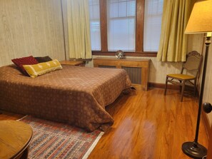 2 bedrooms, WiFi, bed sheets - Cute little cottage surrounded by shrubs,  flowers, and peach trees. (Baltimore)