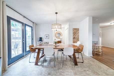 Dining. Family Friendly Home Near LU That Gives Back!