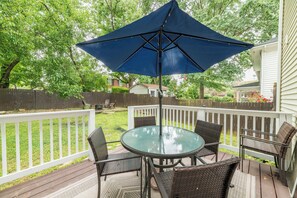 Outdoor dining - Family + Pet Friendly Home that Gives Back! (Lynchburg)