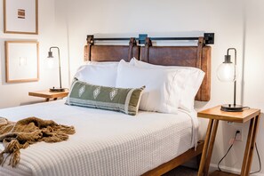 3 soverom, skrivebord, strykejern/-brett og reiseseng for barn