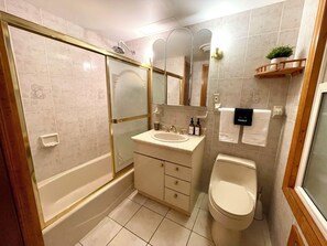 Haartrockner, Handtücher, Seife, Toilettenpapier