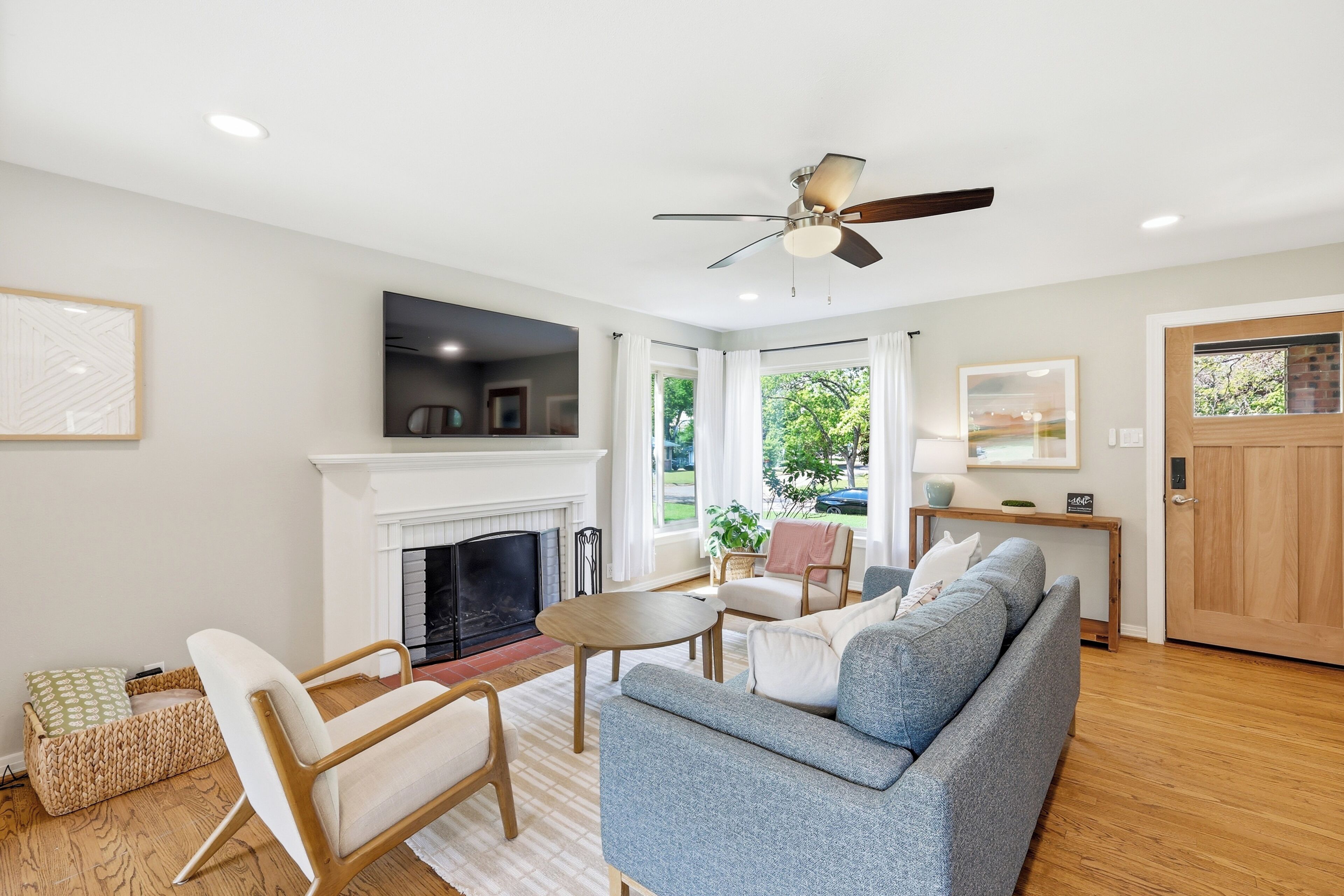 Smart TV, fireplace