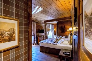 Junior Suite | 1 bedroom, in-room safe, blackout curtains, soundproofing