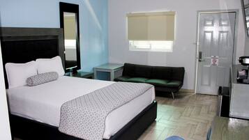 خزنة داخل الغرفة ومساحة عمل للكمبيوتر المحمول وستائر تعتيم ومكواة/لوح كي