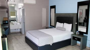 Habitación individual | Caja de seguridad en la habitación y espacio para trabajar con laptop