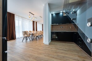 Fridge, oven, cookware/dishes/utensils, dining tables