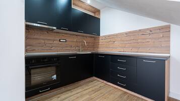 Réfrigérateur, four, batterie de cuisine, vaisselle et ustensiles