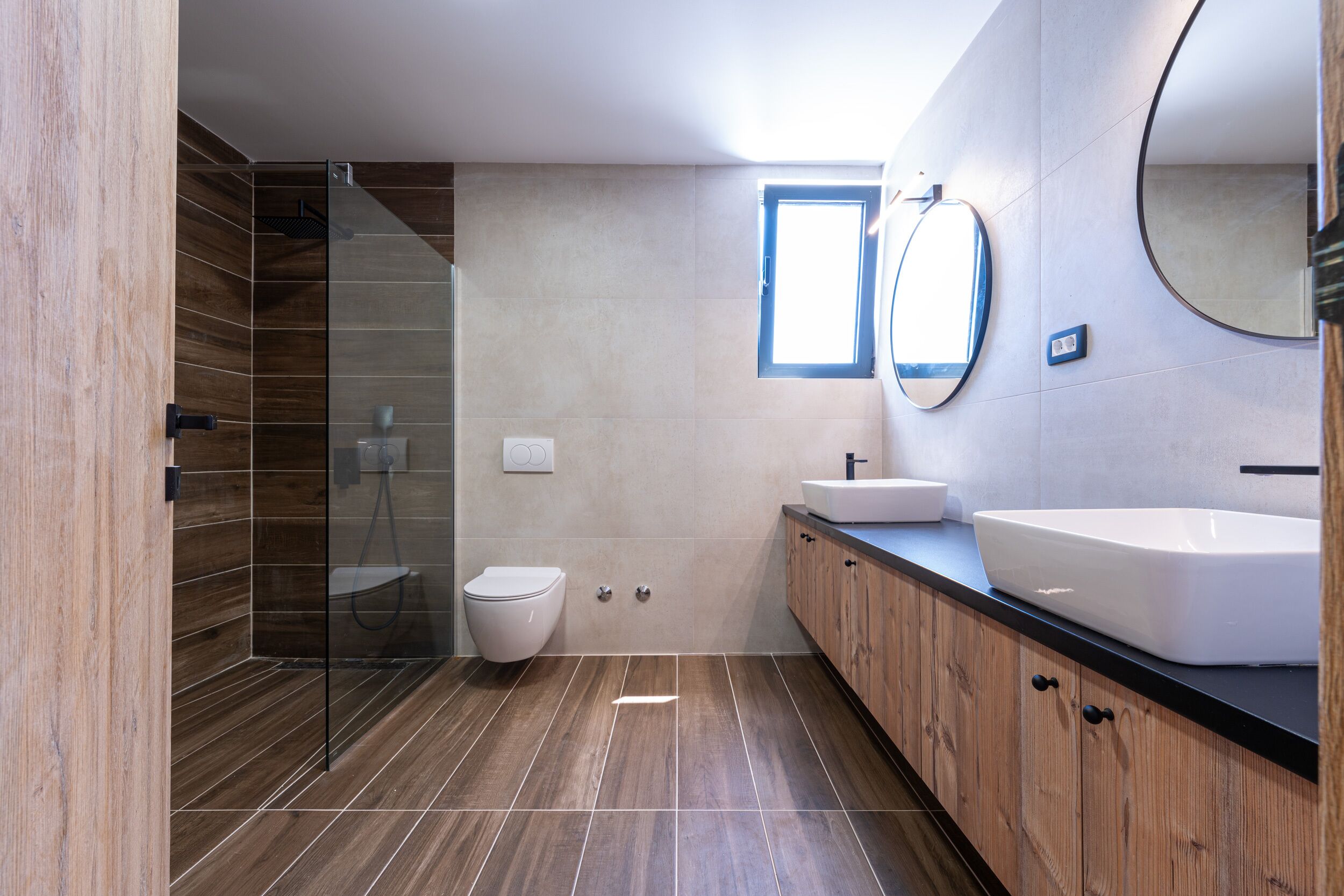 Douche, sèche-cheveux, bidet, serviettes fournies
