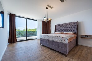 4 bedrooms, iron/ironing board, free WiFi, bed sheets