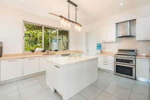 Een koelkast, een microgolfoven, een oven, een kookplaat