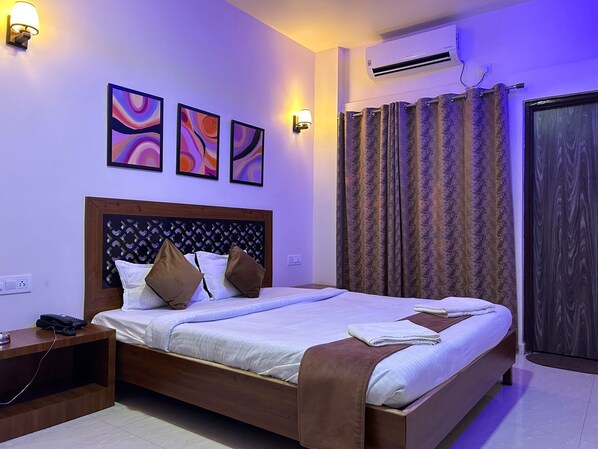 Desk, iron/ironing board, free WiFi