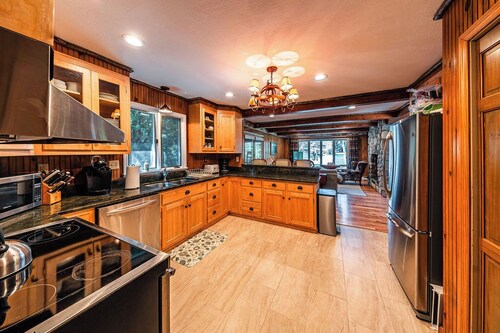 Lake Cottage | 5 Bed, 5 Bath