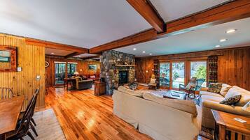 Télévision, cheminée