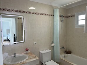 Secador de cabelo, bidê, toalhas de banho, sabonete