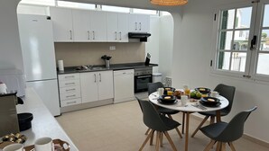 Kaffetrakter/tekoker, kjøleskap, mikrobølgeovn og ovn