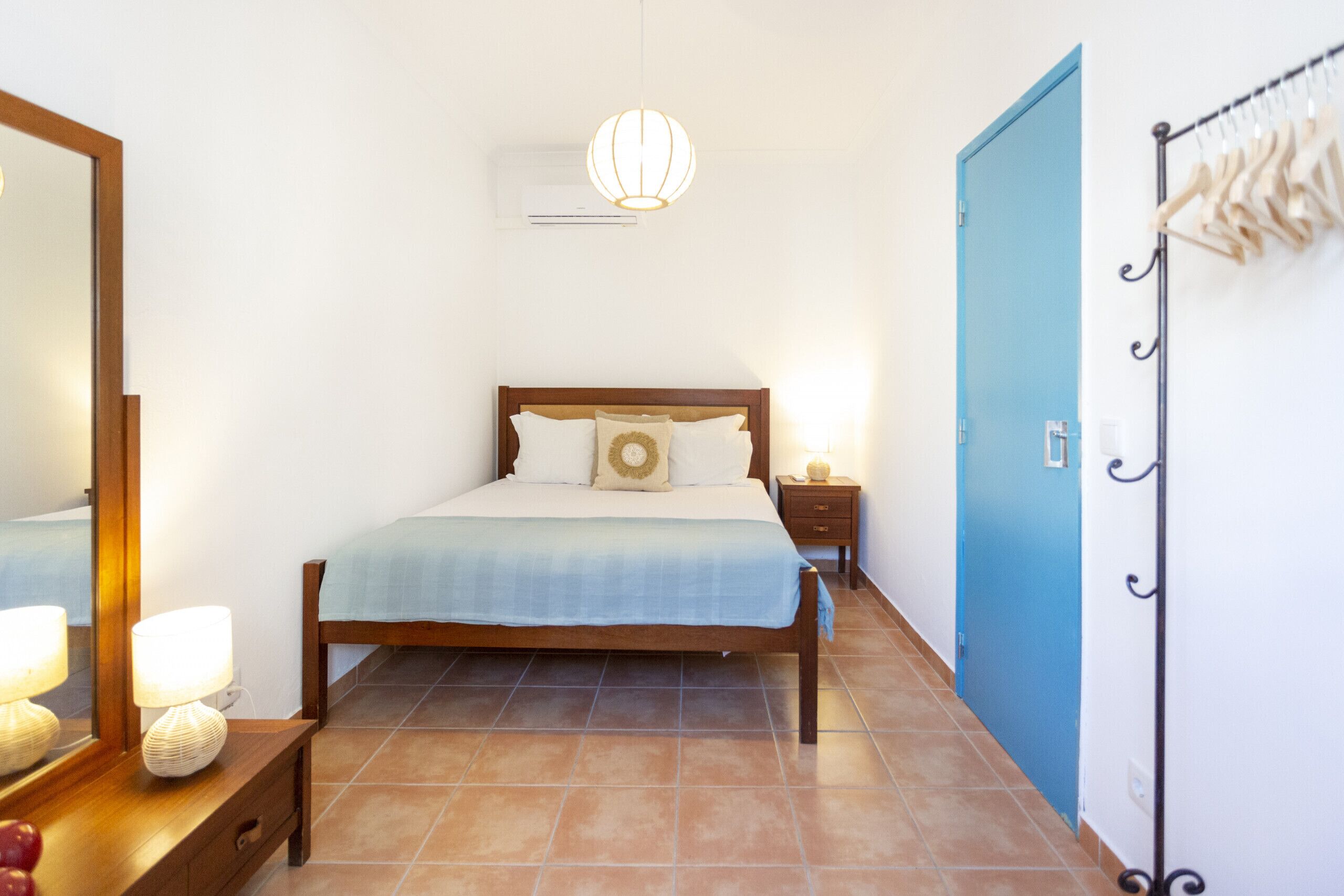 1 slaapkamer, een strijkplank/strijkijzer, gratis wifi, beddengoed