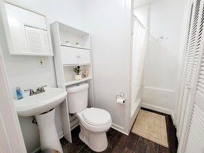 Ducha, toallas, jabón, shampoo