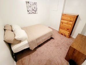 3 bedrooms, desk, iron/ironing board, free WiFi