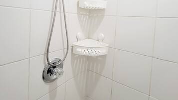 淋浴设施、毛巾、肥皂、洗发水