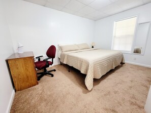 3 makuuhuonetta, työpöytä, silitysrauta/-lauta, ilmainen Wi-Fi