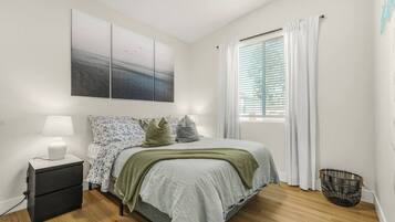 2 slaapkamers, een bureau, een strijkplank/strijkijzer, reisbedje