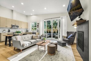 Smart TV, chimenea, libros y estéreo 