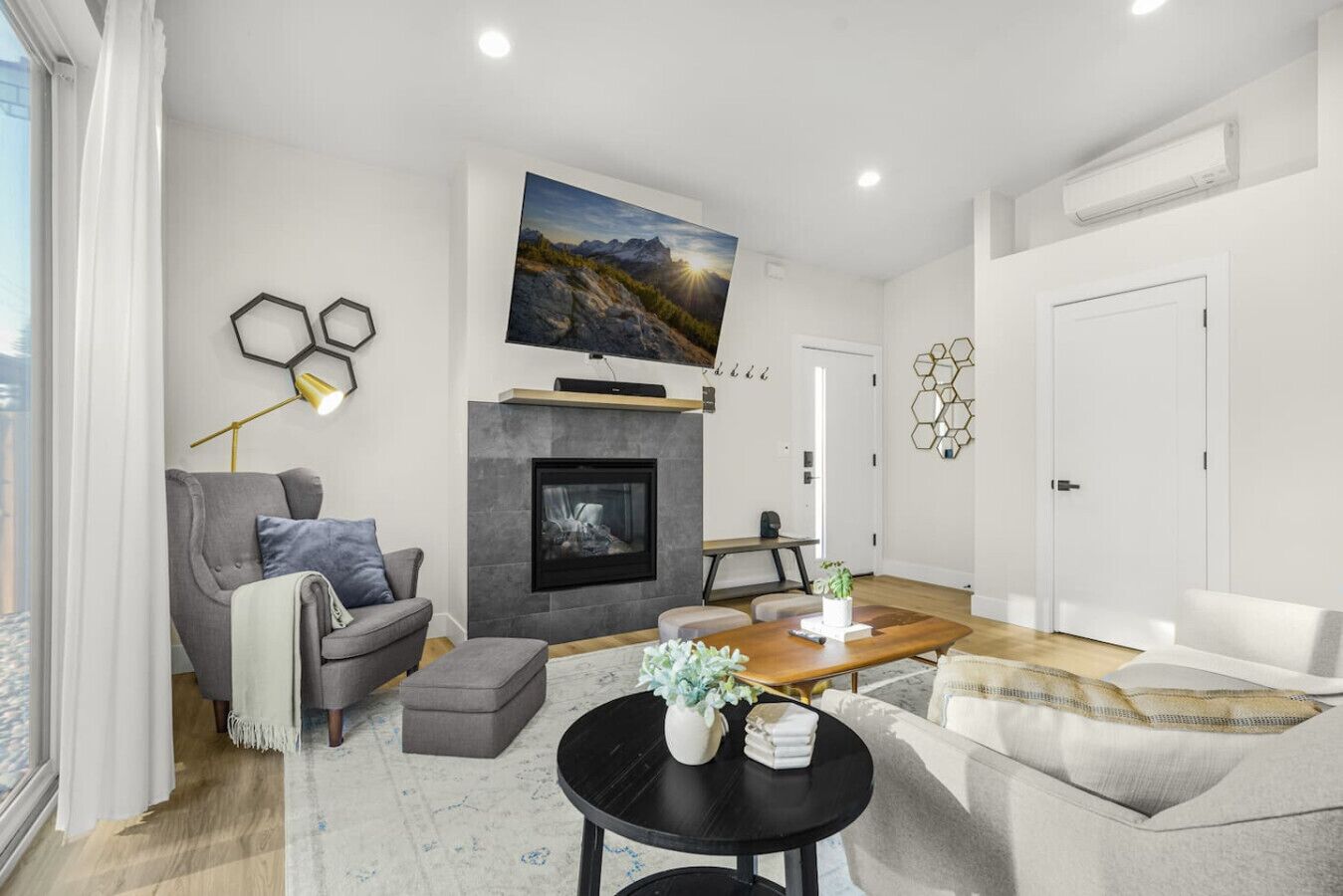 Smart TV, lareira, livros, aparelho de som