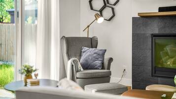 Een smart-tv, een open haard, boeken en een stereo