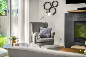 TV connectée, cheminée, livres, chaîne hi-fi