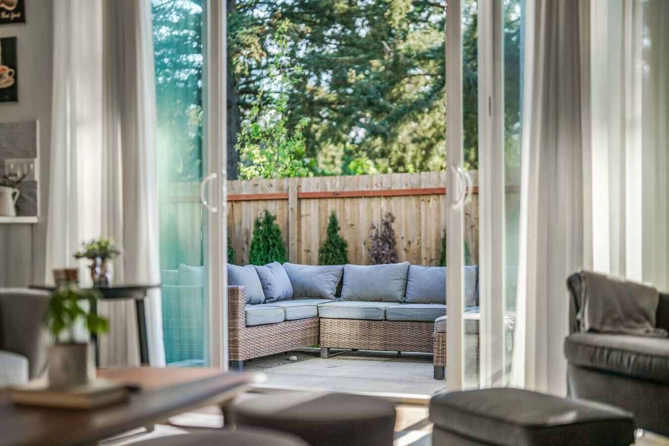 Smart-TV, peis, bøker og stereoanlegg