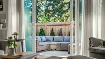 Smart-tv, eldstad, böcker och en stereo