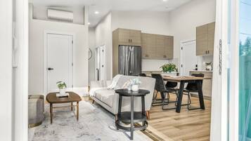 智能电视、壁炉、书、立体声音响